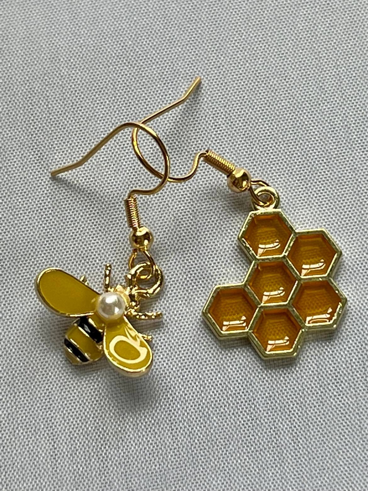 Dangling Honeycomb and Bee Earrings for sensitive ears - CYR'S CREATIONS